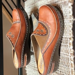 NWOT L'Artiste Leather Chino Spring Step Clogs Sz 40